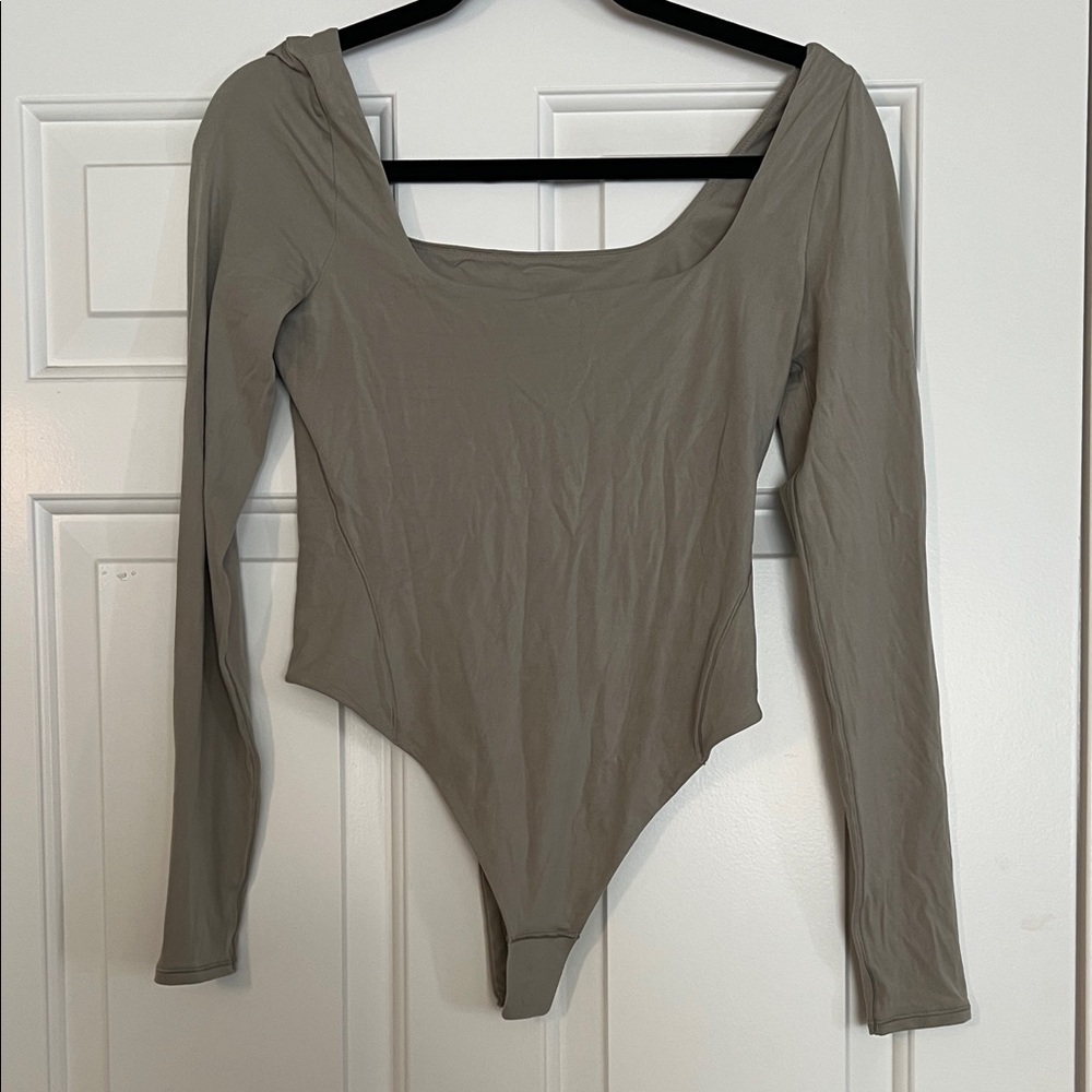 lululemon athletica Taupe Long Sleeve Bodysuit size M